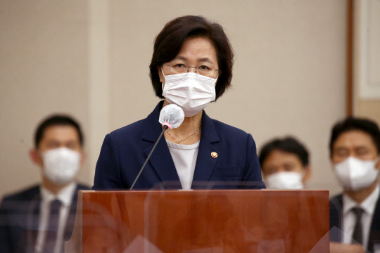 추미애 법무부 장관이 1일 국회에서 열린 법제사법위원회 전체회의에서 인사말을 하고 있다.   [연합뉴스]